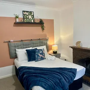 Spacious 4 Bed Near Nec, Jlr & Airport Parking For 3 Cars Ideal For Contractors! Solihull